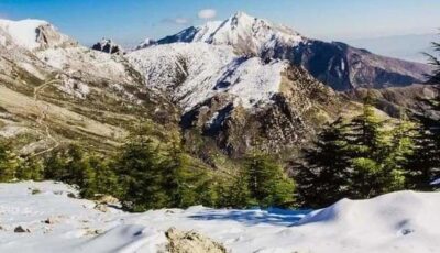 جبال “الشريعة” بالجزائر تكتسي البياض