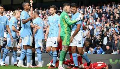 لاعب مانشستر سيتي يخنق لاعب نوتنغهام..فيديو
