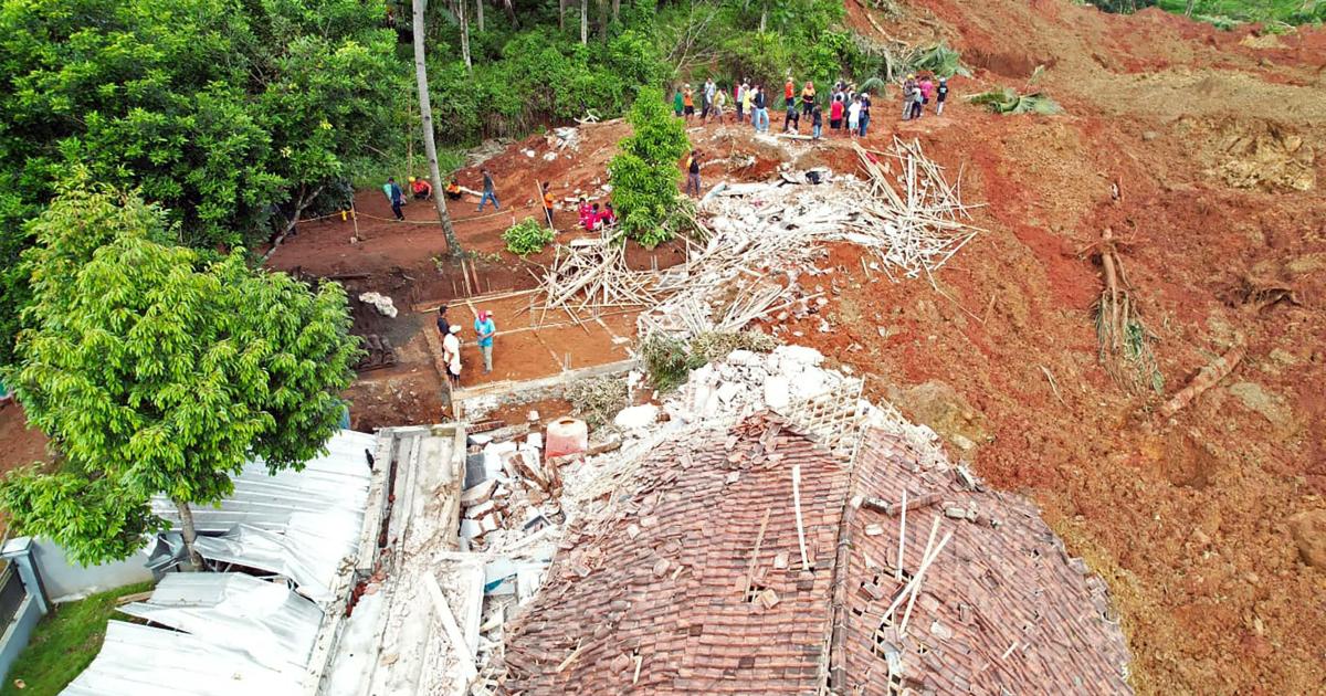 وفاة 6 أشخاص وفقدان 17 آخرين في انهيار أرضي بإندونيسيا