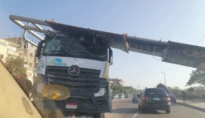 سقوط إشارة مرور أعلى سيارة في اتجاه منطقة سموحة بالإسكندرية
