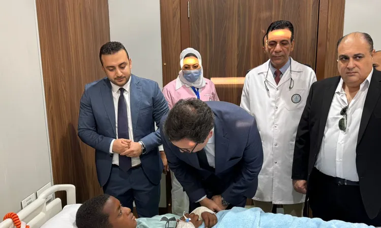 وزير الثقافة يزور هيئة الرعاية الصحية بالأقصر للاطمئنان على طلاب أسوان