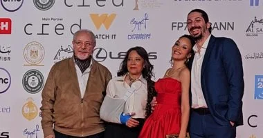 مريم الخشت مع زوجها ووالديها على السجادة الحمراء لعرض بنات الباشا في مهرجان القاهرة