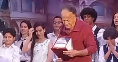 طلعت عطية يتألق في حفل تخرج مواهب مصر