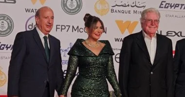 حسين فهمي يستقبل صابرين وزوجها في عرض بنات الباشا بمهرجان القاهرة