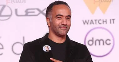 تامر عشرى يضع بروش صورة الراحل ماجد هلال في مهرجان القاهرة