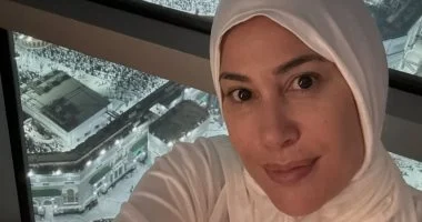 هند صبري تؤدي العمرة في ليلة عيد ميلادها