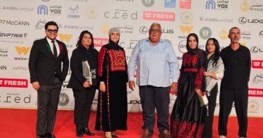 أبطال فيلم من لا يزال حيا يحتفلون بالعرض في مهرجان القاهرة بالزي الفلسطيني