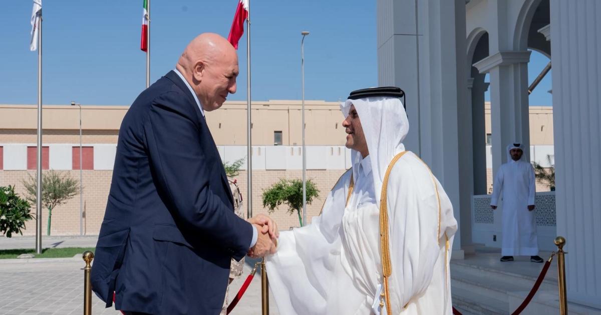 وزير الدولة لشؤون الدفاع يعقد اجتماعًا هاماً مع وزير الدفاع الإيطالي لتعزيز التعاون العسكري