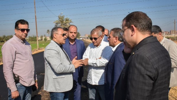 محافظ الشرقية يتفقد رصف ورفع كفاءة طريق النكارية