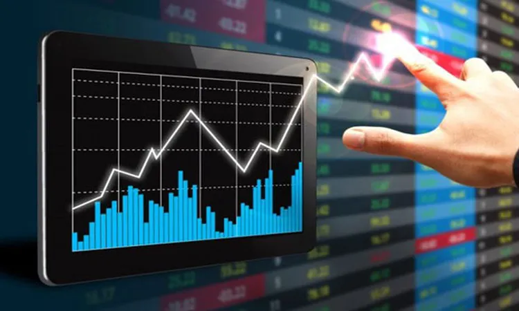 تعليقات الفيدرالي الحذرة تدفع الأسواق للتراجع عن رهانات خفض الفائدة والذهب يقترب من قاع جديد