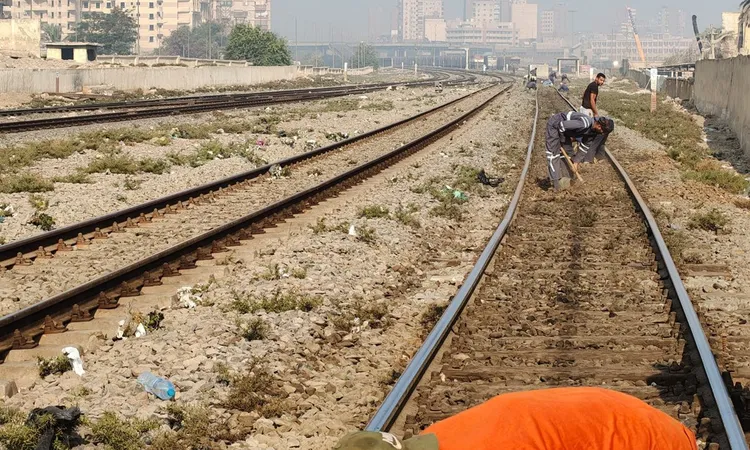 سكك حديد مصر توضح فيديو مسامير القضبان وتعالج الواقعة بالكامل