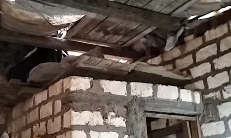 مأساة أسرة في الفيوم تستغيث لإنقاذها قبل الشتاء من خطر انهيار منزلهم