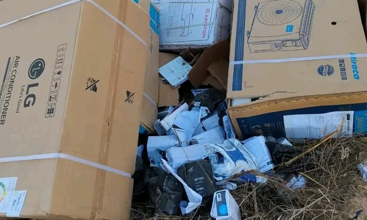 سائق يصاب في انقلاب سيارة محملة تكييفات بقنا