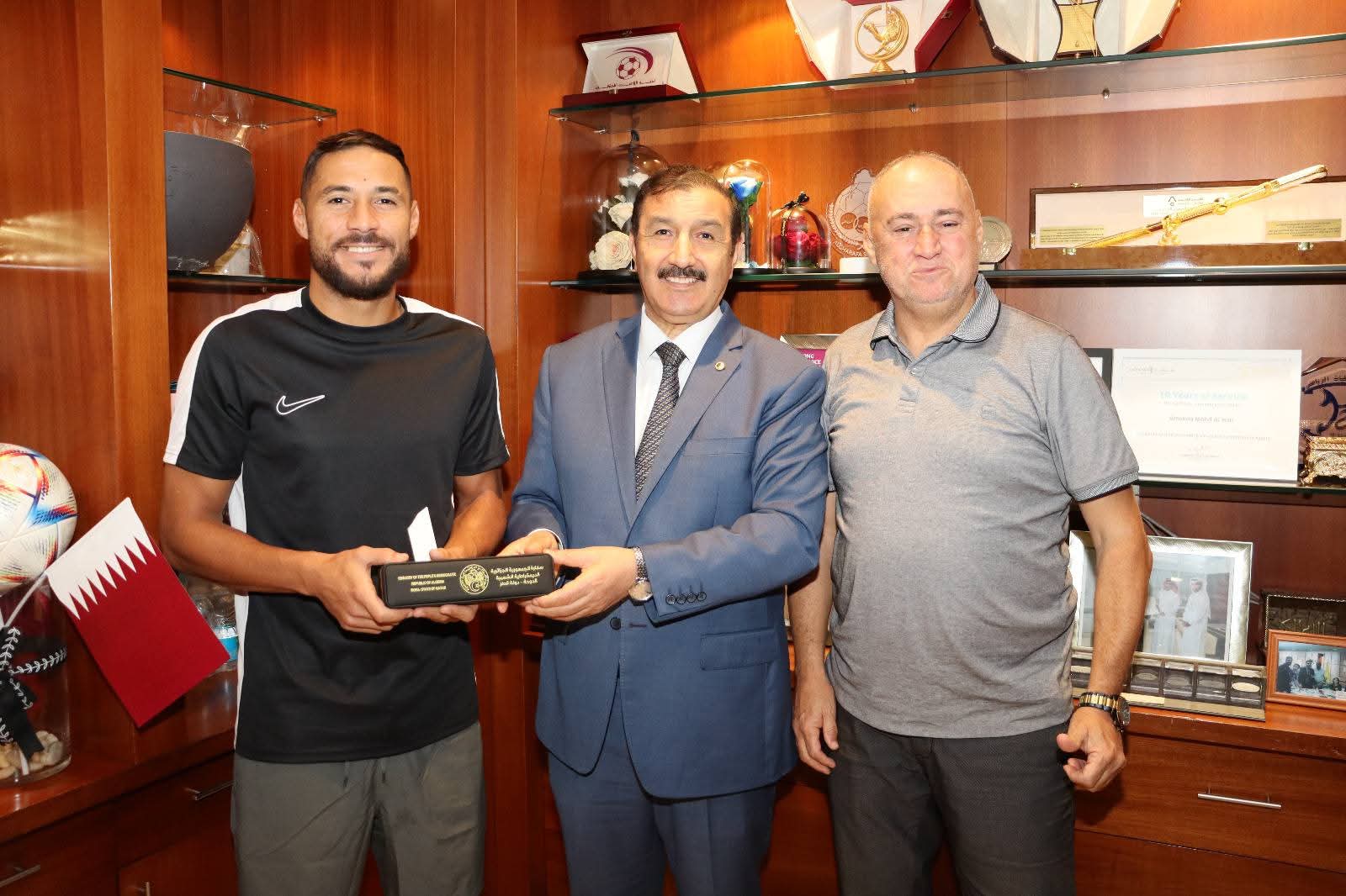 سفير الجزائر في قطر يزور بلايلي وغويري استعدادًا للمباريات القادمة