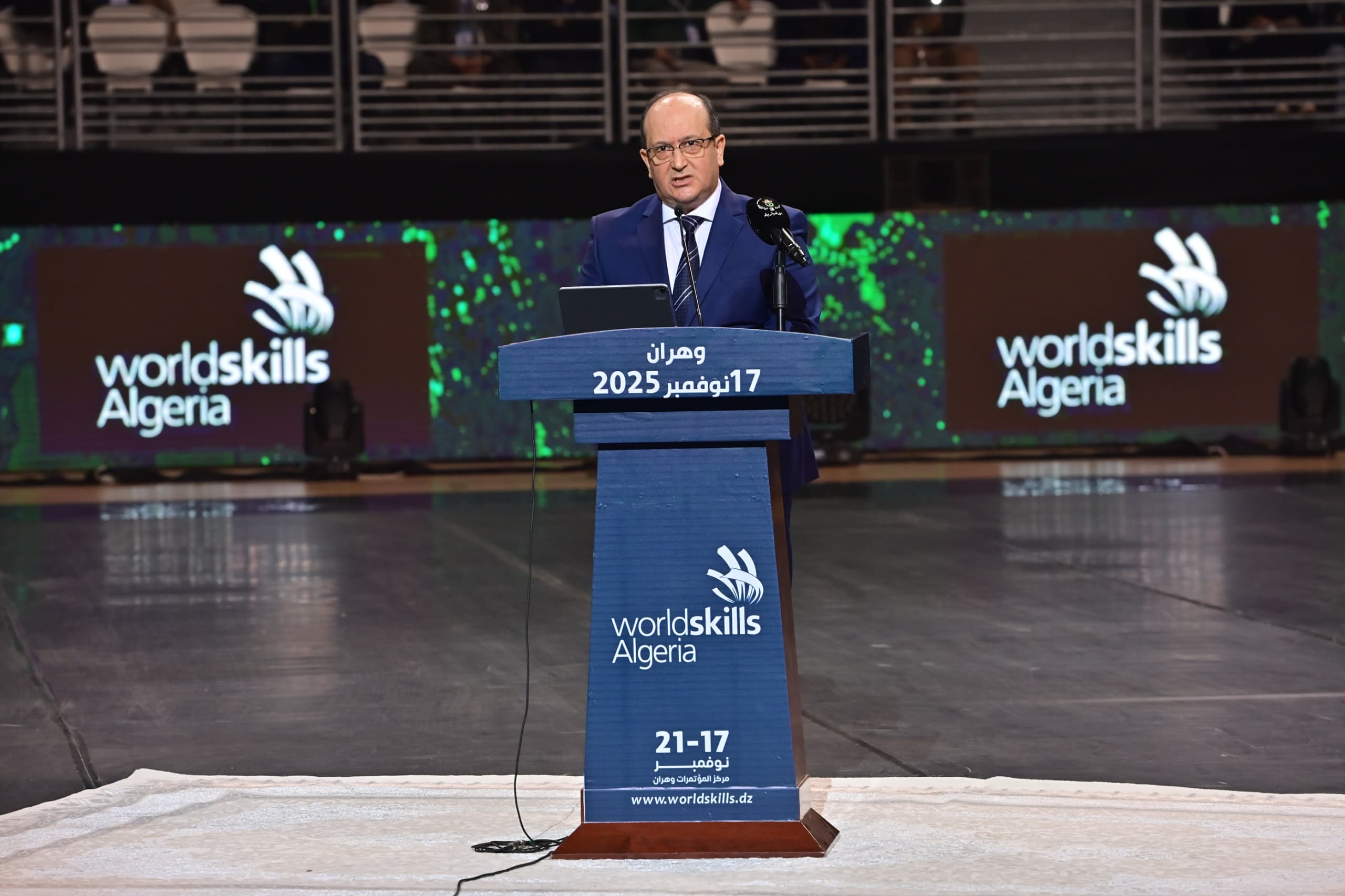 الوزير الأول يؤكد رهان الدولة على قدرات الشباب