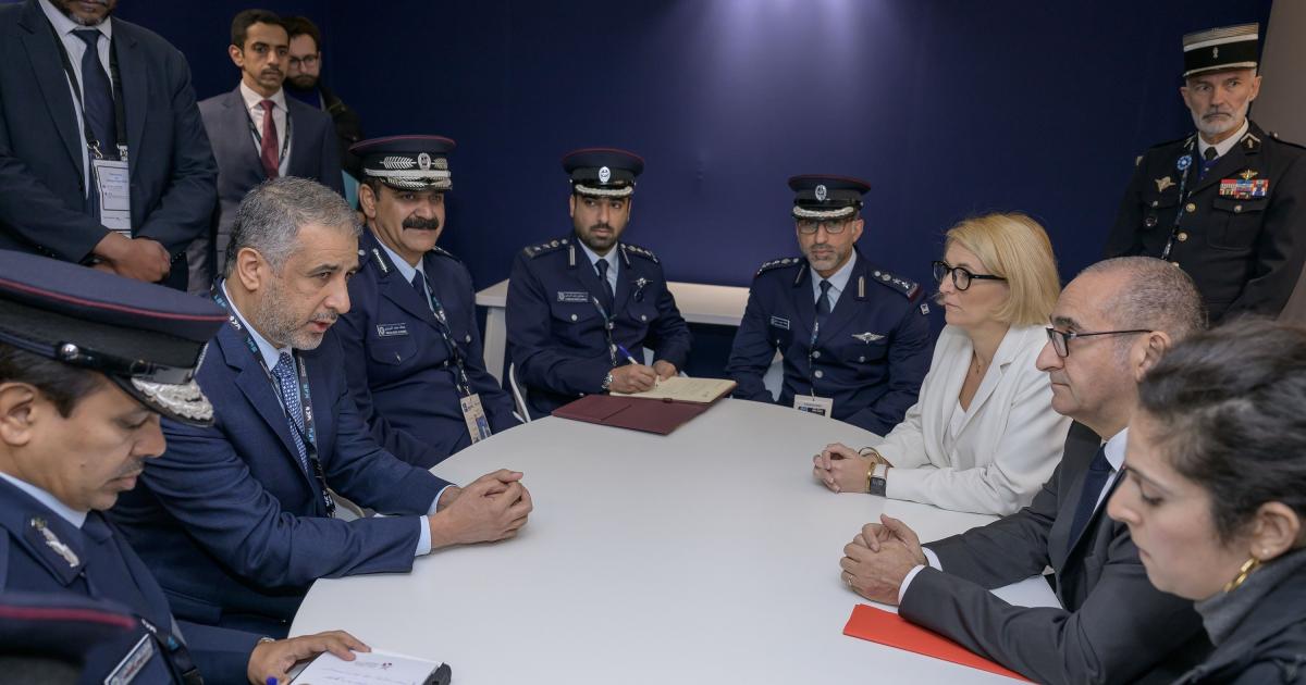 وزير الدولة للشؤون الداخلية يلتقي وزير الداخلية الفرنسي لبحث تعزيز التعاون الأمني وخطوات تنفيذية