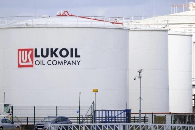 إكسون موبيل وشيفرون تدرسان شراء أصول في شركة لوك أويل الروسية