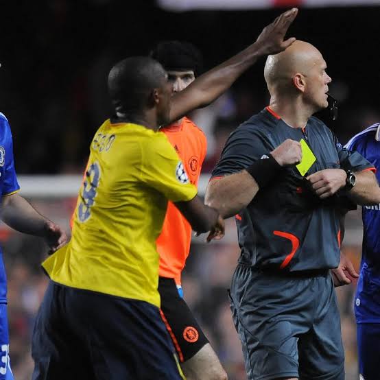 من هو حكم مباراة برشلونة ضد تشيلسي في الجولة الخامسة