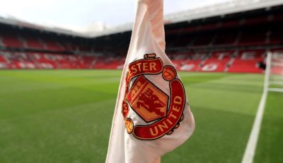 عارضة أزياء شهيرة تعترف أن أسطورة مانشستر يونايتد والد طفلها من جديد