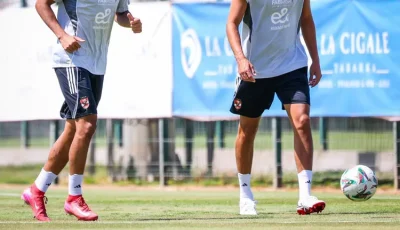 كنوز الأهلي المهدّدة بالدفن.. مواهب تتألق عالميًا وتغيب محليًا