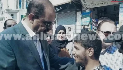 كفيف يلتقي محافظ سوهاج بالشارع ويطالب بتوفير فرصة عمل لشقيقه