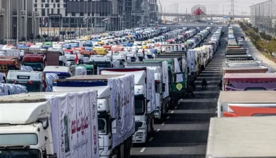 بعد توقف يومين.. شاحنات المساعدات تتدفق من مصر إلى غزة