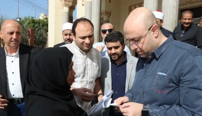 مسنّة تستوقف محافظ بنى سويف عقب صلاة الجمعة لتحقيق مطلبها الإنساني.. وتوجيهات عاجلة من المحافظ