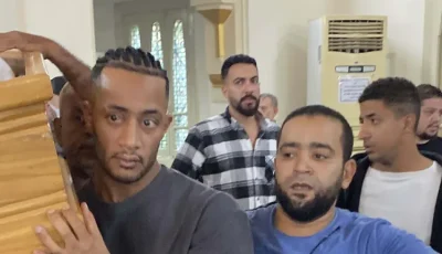 بحضور نجوم الفن.. محمد رمضان يودّع والده من مسجد المصطفى بالمهندسين