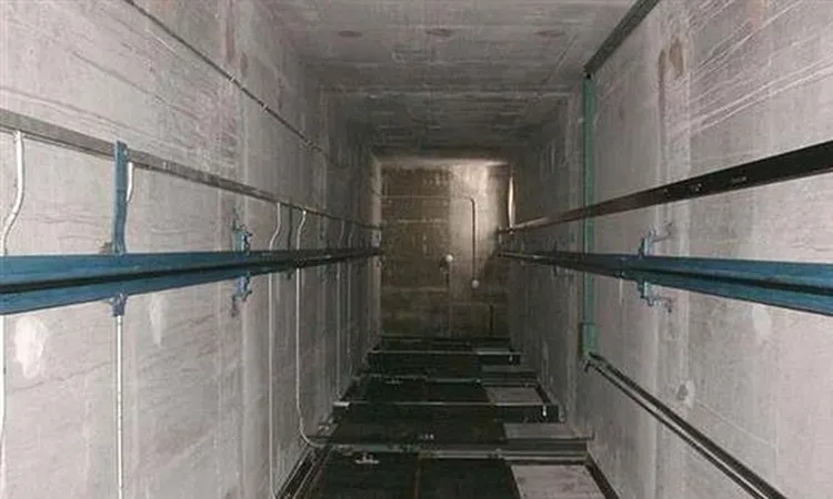 إنقاذ مواطن وطفله بعد احتجازهما في مصعد متوقف بالفيوم